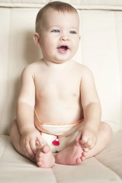Dziecko w naturalny, wielokrotnego użytku, pieluchy dla dzieci bawełny — Zdjęcie stockowe