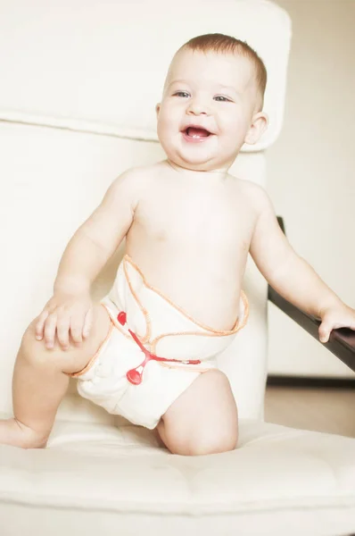 Criança em uma fralda de algodão reutilizável natural — Fotografia de Stock
