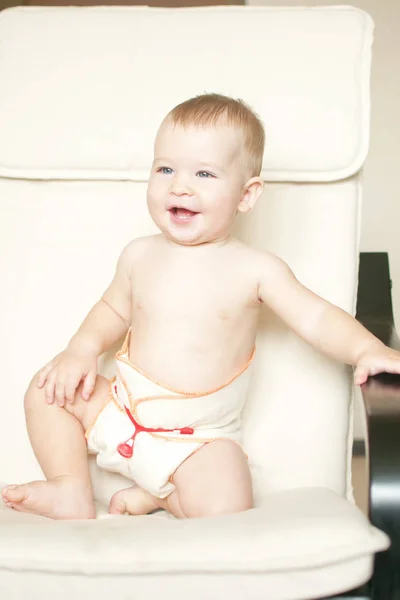 Niño en un pañal de bebé de algodón reutilizable natural —  Fotos de Stock