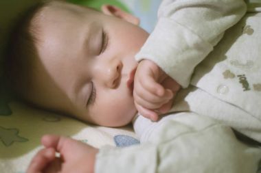 Yatakta uyuyan bebek.