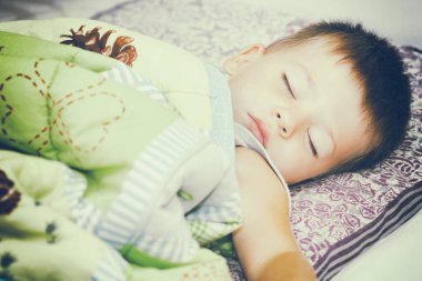 Yatakta uyuyan bebek.