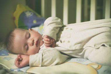 Yatakta uyuyan bebek.