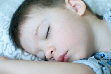 Yatakta uyuyan bebek.