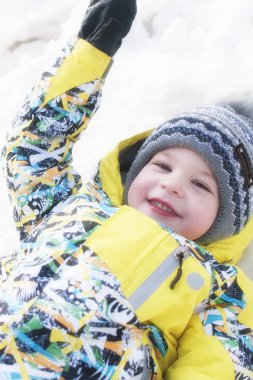 Karda oynarken küçük çocuk portre