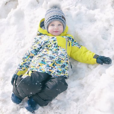 Karda oynarken küçük çocuk portre