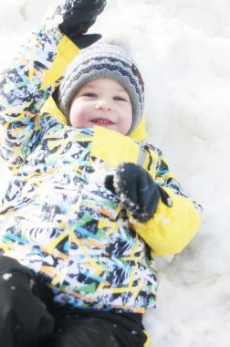 Karda oynarken küçük çocuk portre