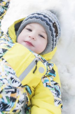 Karda oynarken küçük çocuk portre