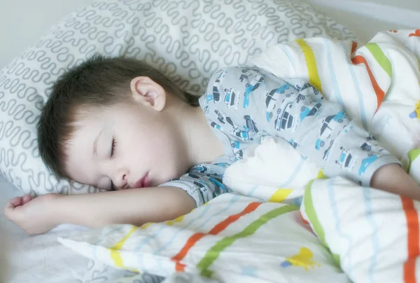 Yatakta uyuyan bebek.