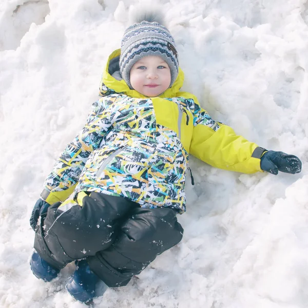 Karda oynarken küçük çocuk portre