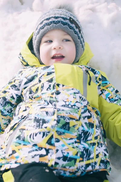 Karda oynarken küçük çocuk portre