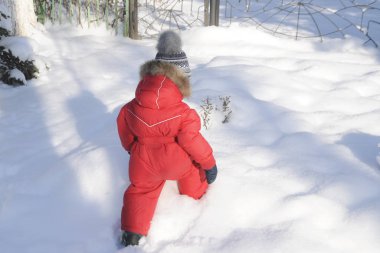 Bir çocuk kış giyim, kış parkın içinden bir yürüyüş portresi,