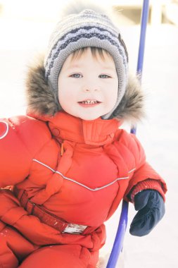 Bir çocuk kış giyim, kış parkın içinden bir yürüyüş portresi,