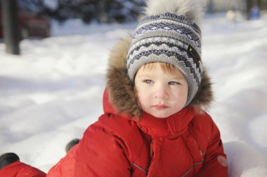 Bir çocuk kış giyim, kış parkın içinden bir yürüyüş portresi,