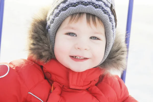 Bir çocuk kış giyim, kış parkın içinden bir yürüyüş portresi,