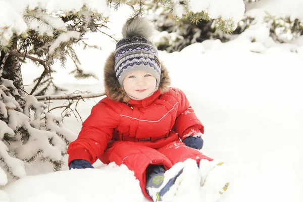 Bir çocuk kış giyim, kış parkın içinden bir yürüyüş portresi,