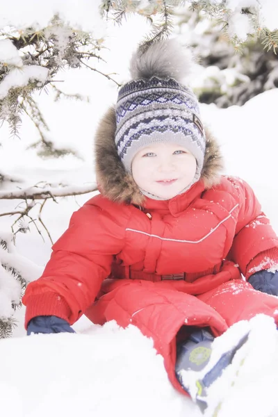 Bir çocuk kış giyim, kış parkın içinden bir yürüyüş portresi,