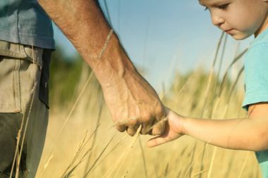 Baba ve oğul el ele tutuşsun, el ele instagram etkisi