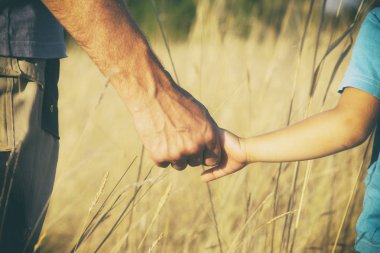 Baba ve oğul el ele tutuşsun, el ele instagram etkisi