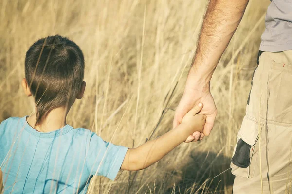 Baba ve oğul el ele tutuşsun, el ele instagram etkisi