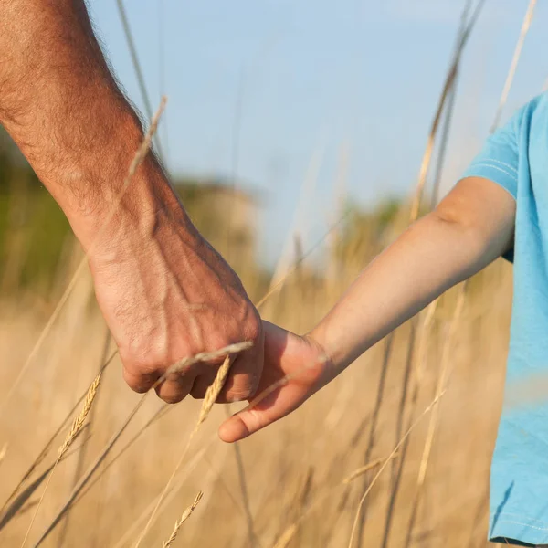 Baba ve oğul el ele tutuşsun, el ele instagram etkisi