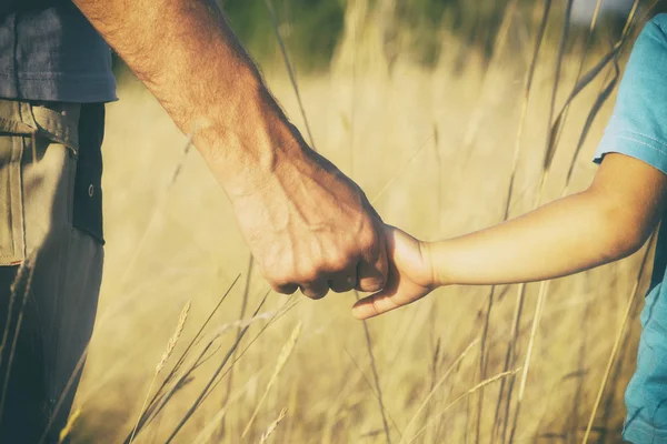 Baba ve oğul el ele tutuşsun, el ele instagram etkisi