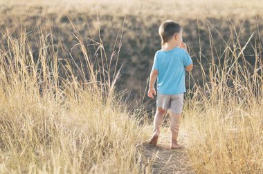 Çocuğun alanını yalınayak