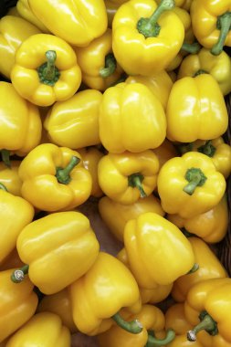 Rafların markette taze sebze ile görünüm