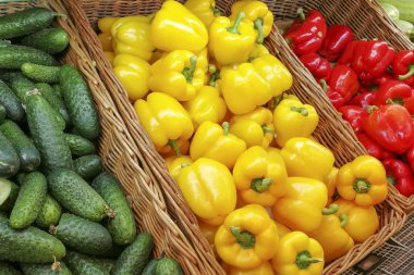 Rafların markette taze sebze ile görünüm