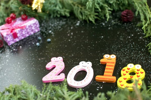 Новогодняя композиция с елками, шишками и свечами
