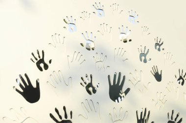 El izleri, Yetişkin ve çocuk avuç içi doğal bir desen Beyaz ahşap zemin üzerinde olun. Dostluk ve sanat kavramı