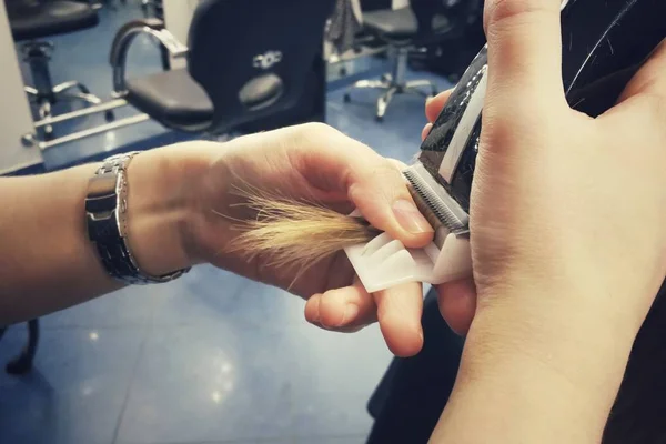 Taglio di capelli nel salone di bellezza, lucidatura dei capelli con una speciale macchina da scrivere con ugello, capelli sani, primo piano , — Foto Stock