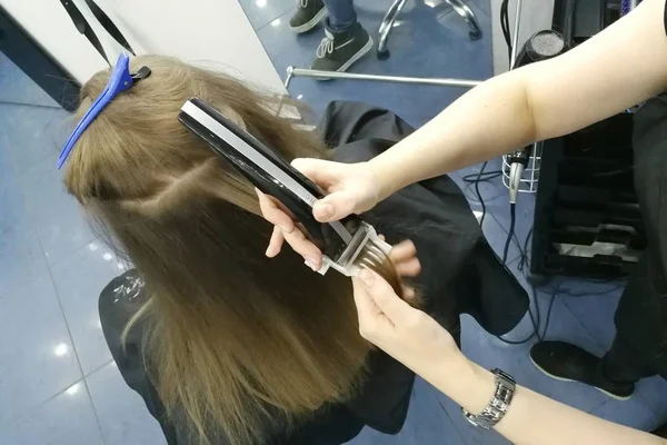 Frizurát a szépségszalonban, polírozás a haját egy különleges írógép fúvóka, egészséges haj, közelkép, — Stock Fotó
