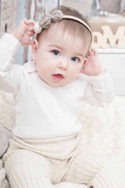 Un petit enfant dans des couches en tissu naturel, des couches en coton écologiques — Photo