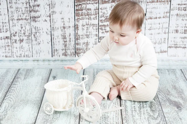 Un petit enfant dans des couches en tissu naturel, des couches en coton écologiques — Photo