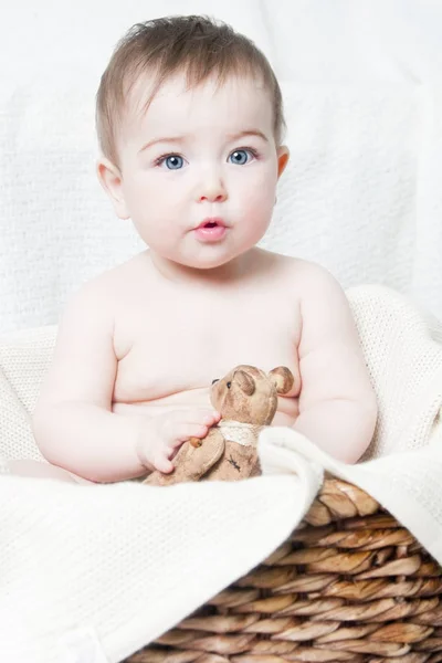 Uma criança pequena em fraldas de tecido natural, fraldas de algodão eco-friendly — Fotografia de Stock