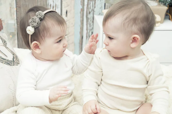 Dwoje małych dzieci, chłopiec i dziewczynka w naturalne tkaniny pieluch, natural pieluszki, tkaniny Bawełna przyjazna środowisku — Zdjęcie stockowe
