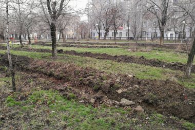 Boru hattı için yeraltı sulama sistemi, sulama sistemi, zemin siperlerde sprinkler sisteminin döşeme kara Belediye geç sonbaharda parkta çalışıyor