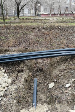 Boru hattı için yeraltı sulama sistemi, sulama sistemi, zemin siperlerde sprinkler sisteminin döşeme kara Belediye geç sonbaharda parkta çalışıyor