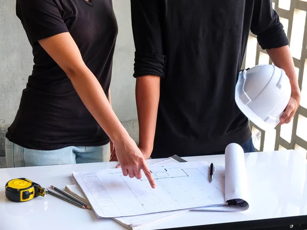 Engenheiros trabalhando em equipe — Fotografia de Stock