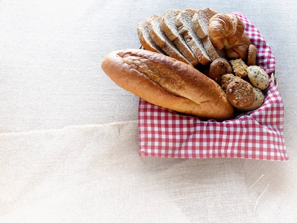 Chleb, ułożone w koszu — Zdjęcie stockowe