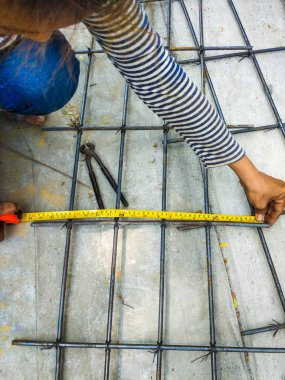 İşçiler doğruluğu kontrol ediyor.