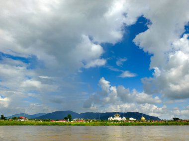 Riverside sahne güzel gökyüzü