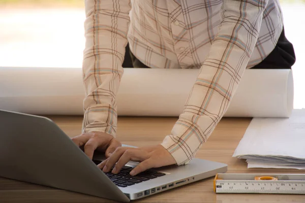 Ingenieros trabajando en la oficina con laptop y documentos en su escritorio — Foto de Stock