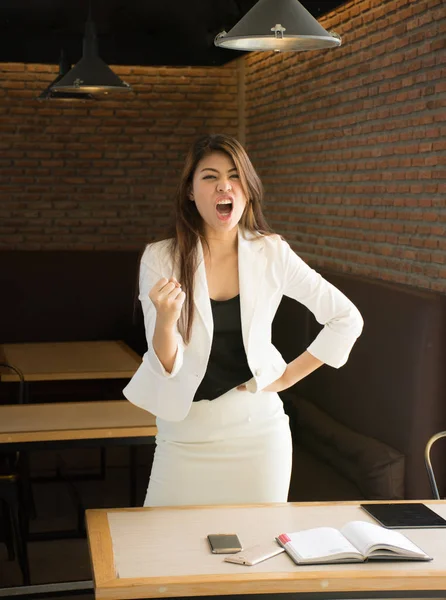 Portrait de femme d'affaires heureuse dans un café-restaurant, ayant connu un succès vraiment impressionnant, danse de la victoire, récompensé, a remporté un bon contrat, accord réussi — Photo