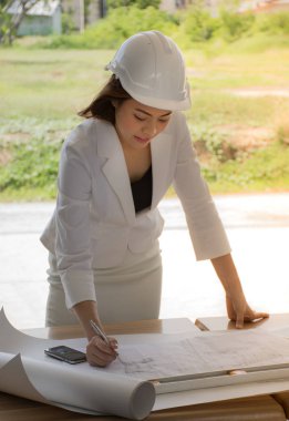 Kadın inşaat sitesi mühendis