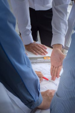Mimarlar ve iş grup insanlar birlikte çalışan ve beyin fırtınası, ortak çalışma ve tablo, ekip çalışması kavramı, profesyonel mühendisleri proje denetimi ve inşaat proje yönetimi ile blueprint,
