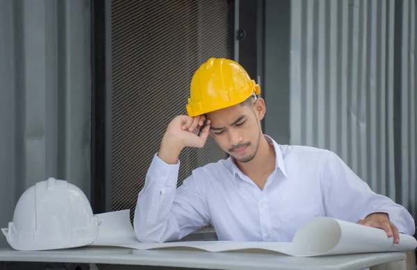 Gli ingegneri stanno pensando al progetto al tavolo. . — Foto Stock