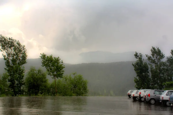 Vue le soir du jour de pluie, parking — Photo