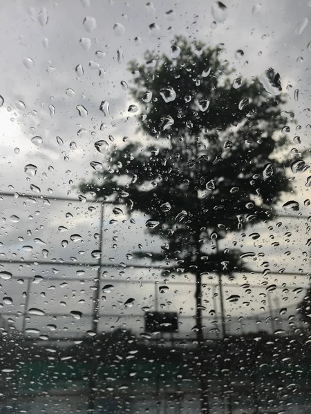 Des gouttes de pluie sur du verre clair Sur la scène publique, Pendant la saison des pluies — Photo