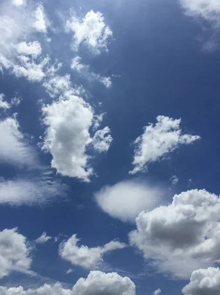 Céu azul E nuvens brancas Cenário bonito — Fotografia de Stock